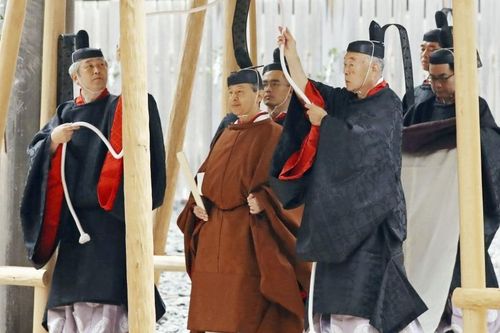 Nhật hoàng báo cáo với thần linh việc hoàn tất nghi lễ đăng cơ