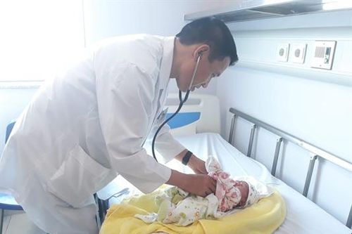 Cứu sống trẻ sơ sinh quốc tịch Lào nguy kịch khi vừa xuống sân bay Nội Bài