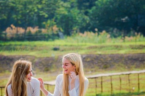 Du khách nước ngoài bắt trend đổ xô chụp ảnh cùng những sắc hoa Hà Nội