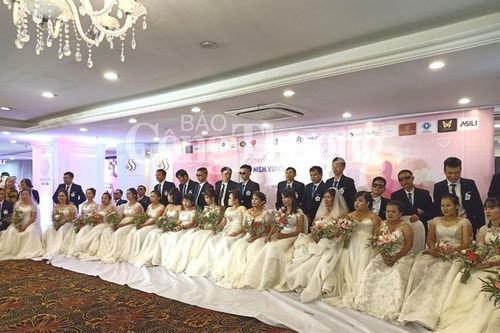 Đầm ấm lễ cưới tập thể dành cho các cặp đôi khiếm thị