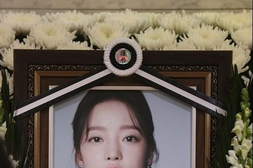 Tang lễ của Goo Hara ngập tràn hoa trắng