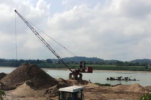 Nghệ An: Khai thác cát 'chui' ngay gần trụ sở xã