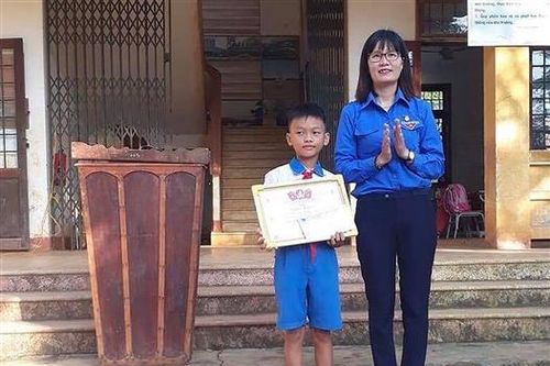 Trao tặng giấy khen cho học sinh nhặt được của rơi trả lại người mất