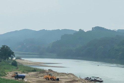 Nghệ An: Yêu cầu dừng việc khai thác cát 'chui' gần trụ sở xã