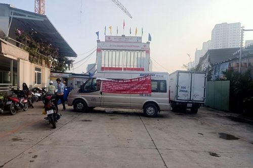 Đang thi công bị xe đậu chắn lối vào dự án
