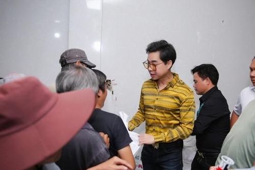 Ngọc Sơn phát 10 tấn gạo, lì xì tiền cho người nghèo nhân dịp sinh nhật
