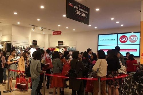 Những ngày 'đen tối', chị em nhịn ăn, xếp hàng 5 dãy chờ món sale