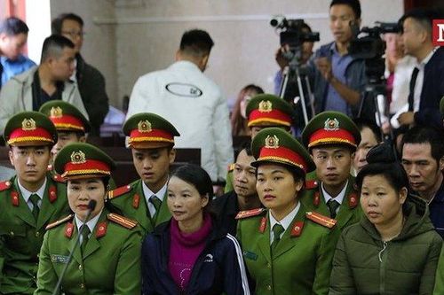 Người dân Điện Biên chen lấn vào nghe xử vụ mẹ nữ sinh giao gà