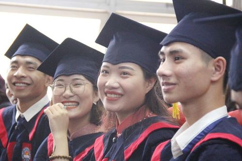 Học viện Quản lý Giáo dục: 132 tân cử nhân nhận bằng tốt nghiệp