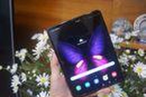 Galaxy Fold giá 50 triệu đồng cháy hàng tại Việt Nam sau 6 giờ mở bán