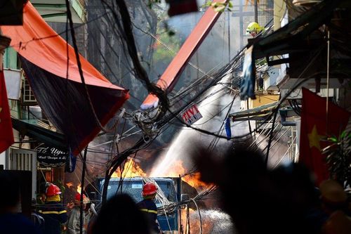 Nổ bình gas gây cháy tại phố Bùi Ngọc Dương (quận Hai Bà Trưng)