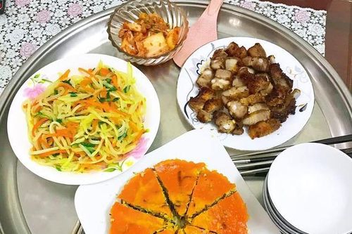 Mâm cơm vợ nấu cho 5 người chưa tới 100 nghìn khiến chồng khen nức nở