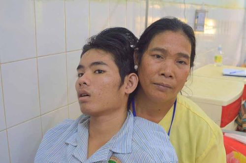 Bố mẹ nghèo nuôi con bị tai nạn