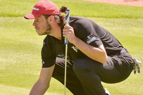 Bale bị cấm chơi golf
