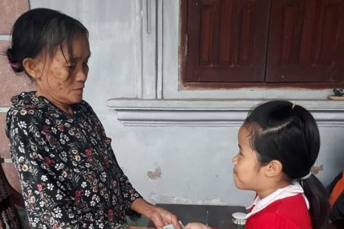 Nhặt được 11 triệu cùng 3 chỉ vàng, học sinh lớp 3 trả lại cụ bà