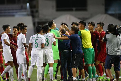 Khoảnh khắc thầy Park 'dằn mặt' cầu thủ Indonesia, bảo vệ học trò