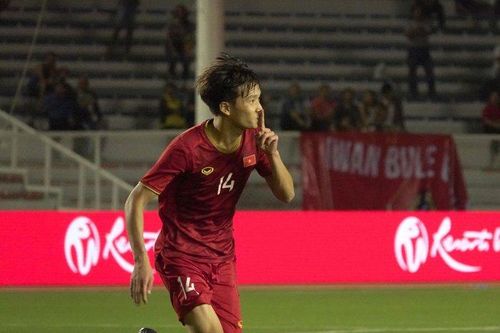 Hoàng Đức đã giúp Bùi Tiến Dũng thoát khỏi 'bóng ma' Phí Minh Long