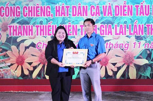 Gia Lai: Tặng bằng khen cho thầy giáo Nguyễn Tiến Cường