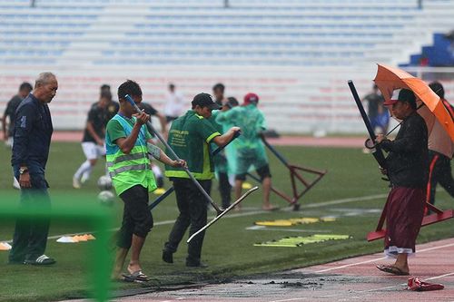 Sân Rizal Memorial hối hả cào nước, hạn chế phóng viên tác nghiệp