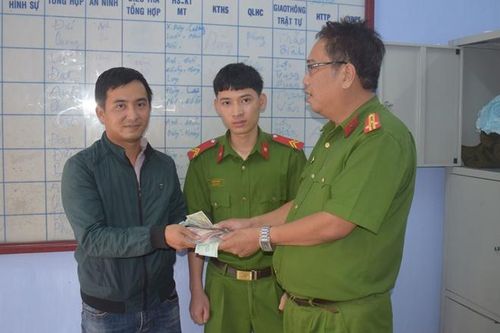 Chiến sĩ nghĩa vụ nhặt được tài sản trao trả cho người đánh rơi