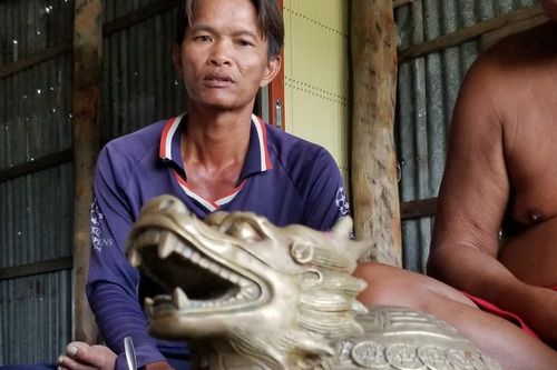 Lại nhặt được tượng thú lạ tại bãi biển Mũi Cà Mau