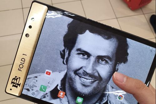 Anh trùm ma túy Pablo Escobar ra smartphone gập, đòi đấu với Apple