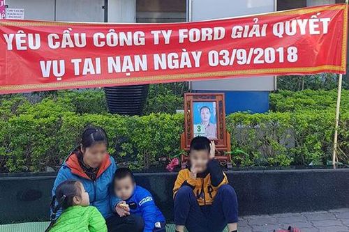 Người phụ nữ và 3 con nhỏ đến 'bắt đền' Ford Thanh Xuân