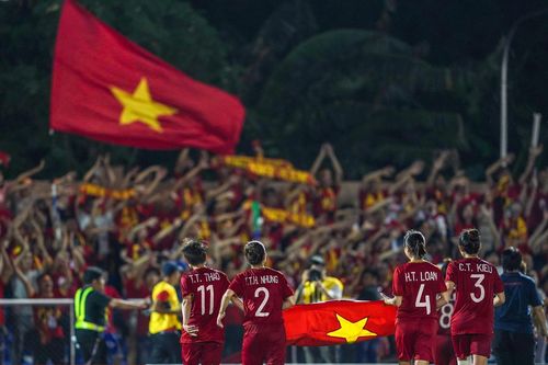 Lần đầu khán giả phủ kín sân cổ vũ tuyển nữ Việt Nam
