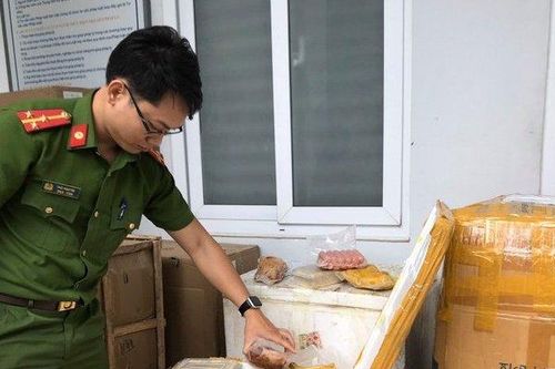 Phát hiện lô hàng hóa không rõ nguồn gốc trên xe khách 'tuồn' vào TP. Đà Nẵng