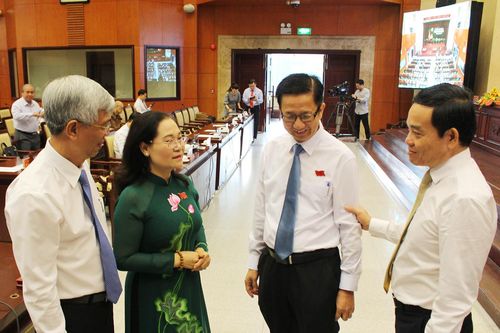 Còn hồ sơ trễ hẹn, thủ tục còn rườm rà