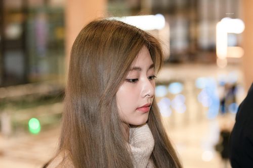 Krystal sang chảnh, mỹ nhân nhóm TWICE để mặt mộc ra sân bay
