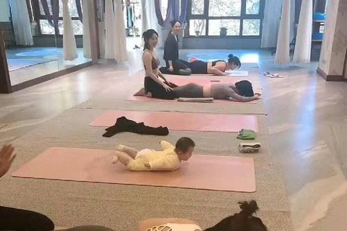 Em bé chưa đầy tuổi gây bão mạng vì màn biểu diễn yoga cực điệu nghệ