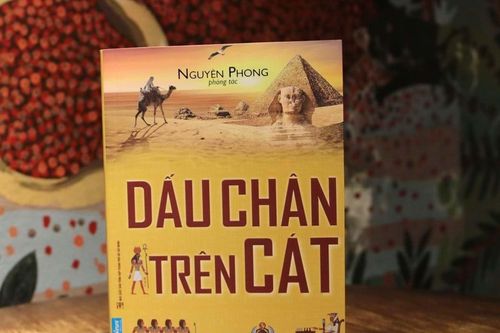'Dấu chân trên cát' - cuốn sách thú vị về tình yêu và nhân sinh quan