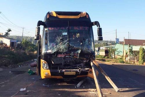 Đak Đoa: Xe khách tông xe tải, 1 người bị thương