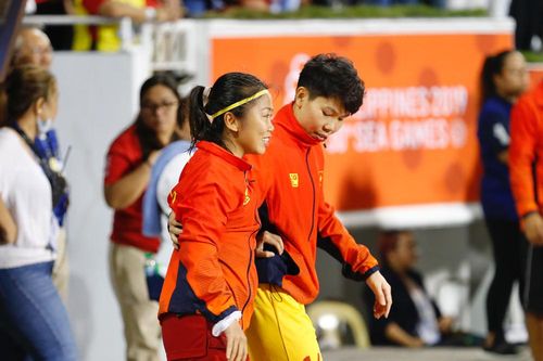 Đồng đội dìu Huỳnh Như lên bục nhận HCV SEA Games