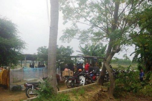 Hàng chục 'con bạc' bỏ chạy khi bị công an ập vào bắt quả tang