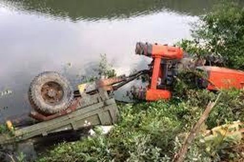 Lái máy cày 'đi bão', 4 người thương vong