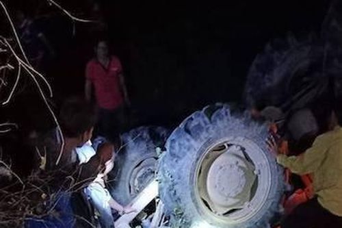 'Đi bão' bằng xe máy cày gặp tai nạn, 1 bé gái tử vong, 3 người bị thương