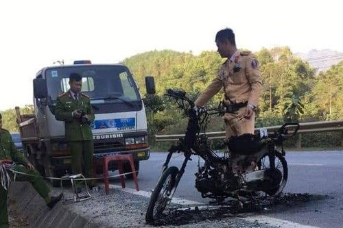 Phú Thọ: Bị CSGT dừng xe, nam thanh niên châm lửa đốt xe tại chỗ