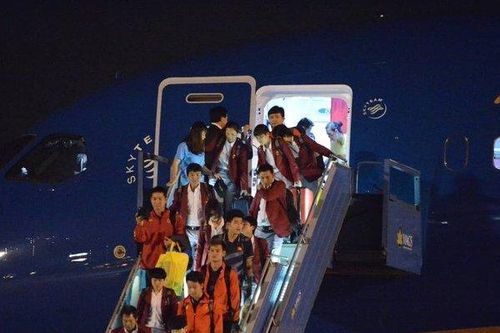 Người hâm mộ tột cùng sung sướng đón chào những người hùng mang vinh quang SEA Games 30 trở về