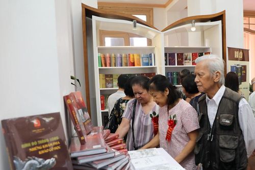 Bổ sung nhiều dữ liệu vào kho tư liệu Thăng Long - Hà Nội