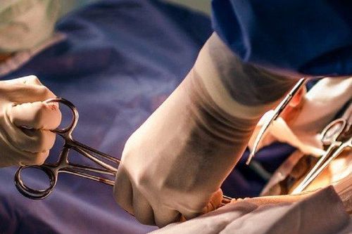 Kinh hoàng cảnh người đàn ông kéo con sán dây sống dài gần chục mét ra khỏi cơ thể