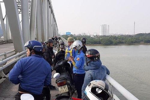 Người chồng nhảy cầu tự tử sau khi ly hôn