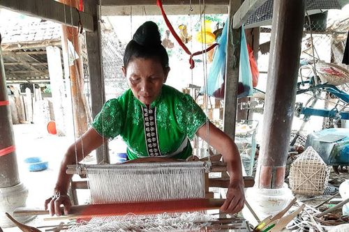 Nghề nuôi tằm, ươm tơ của người Thái