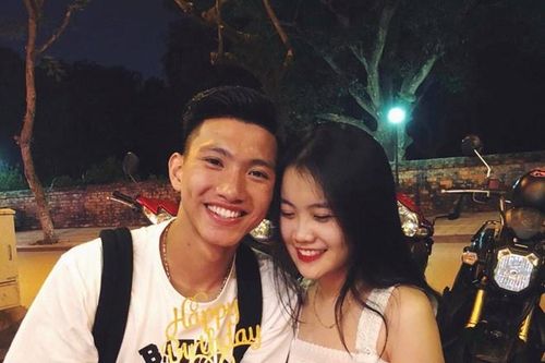 Cầu thủ U22 Việt Nam chiều chuộng, tình cảm với bạn gái
