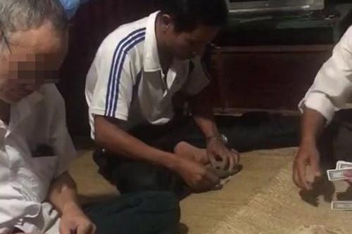 Dân quay clip, tố Bí thư và Phó Chủ tịch xã đánh bài ăn tiền tại công sở