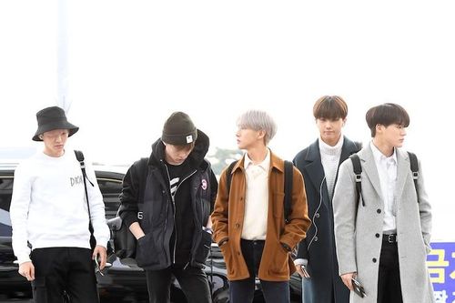 Dàn mỹ nam BTS, EXO, NU'EST cùng Winner đổ bộ sân bay