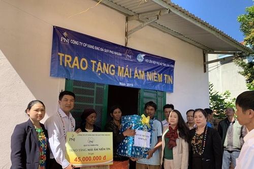 Bàn giao nhà 'Mái ấm tình thương' cho hội viên phụ nữ nghèo