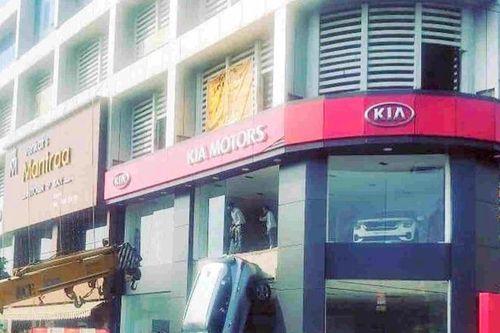 Nhân viên showroom lao ô tô từ cửa sổ tầng 2 xuống đất
