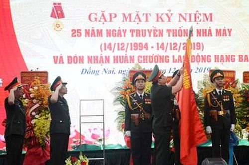 Nhà máy Z114 đón nhận Huân chương Lao động hạng Ba